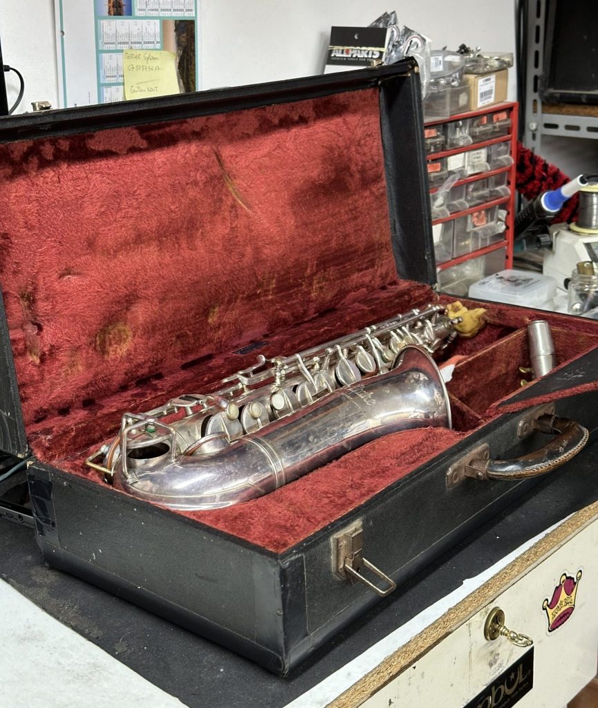 Saxophone dans une boîte noire.