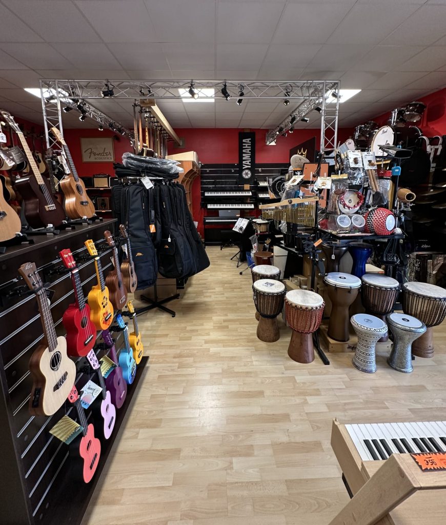 Magasin de musique avec divers instruments